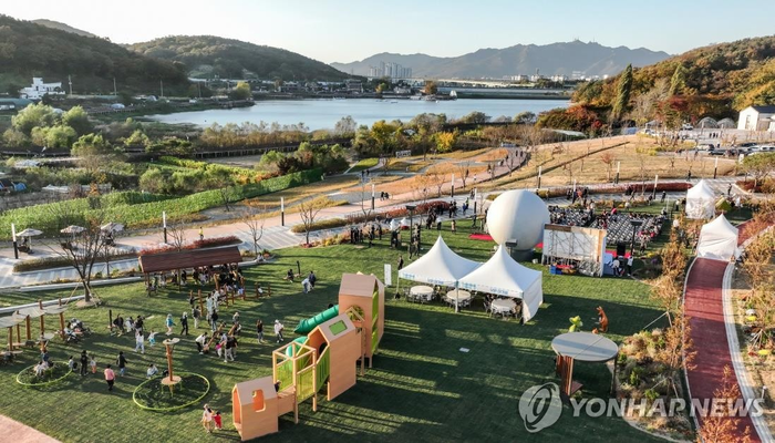 경찰, ‘<b>무민공원</b> 의혹’ 김성제 <b>의왕시장</b> 자택·집무실 압색