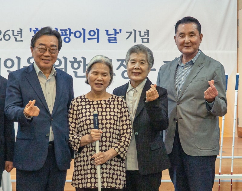 금호석화, 시각장애인 지팡이 1260개 선물