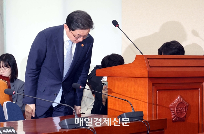  이억원 금융위원장이 8일 국회 정무위원회에서 열린 금융위원회 등에 대한 국정감사에서 위원들의 질의에 답하고 있다. [김재훈기자]