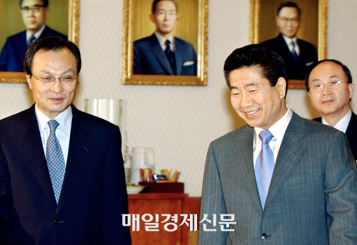  2004년 8월 청와대에서 열린 국무회의에서 당시 이해찬 국무총리(왼쪽)가 노무현 대통령과 회의장에 들어서고 있다.<사진=김성중 기자>
