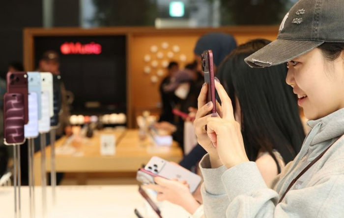  지난 9월 애플의 아이폰 18 프로·프로맥스가 국내에 공식 출시된 가운데 서울 중구 애플 명동점에서 방문객이 제품을 둘러보고 있다.[연합뉴스]