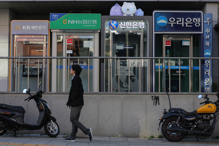  지난 7일 서울 시내에 주요 은행들의 현금인출기(ATM)가 설치돼 있디.[연합뉴스]