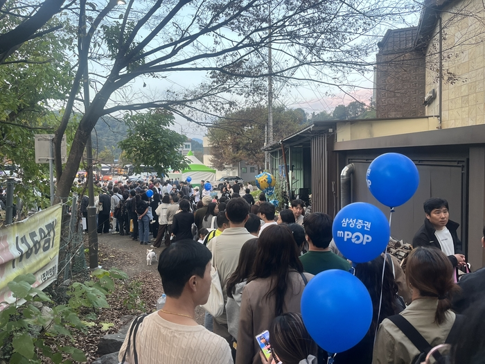  지난해 김천 김밥축제 주차장행 셔틀 대기줄 / 사진= 문서연 여행+ 기자