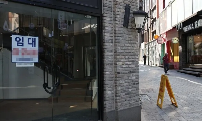  서울 명동 거리 한 가게 앞에 붙은 임대 안내문 [연합뉴스]