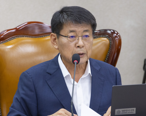  농림축산식품해양수산위원회 전체 회의에서 안건 설명하는 서삼석 위원장
