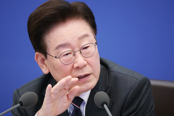 “소통은 직진, 정책은 일부 유턴?”…이 대통령, ‘SNS 국정’ <b>딜레마</b>