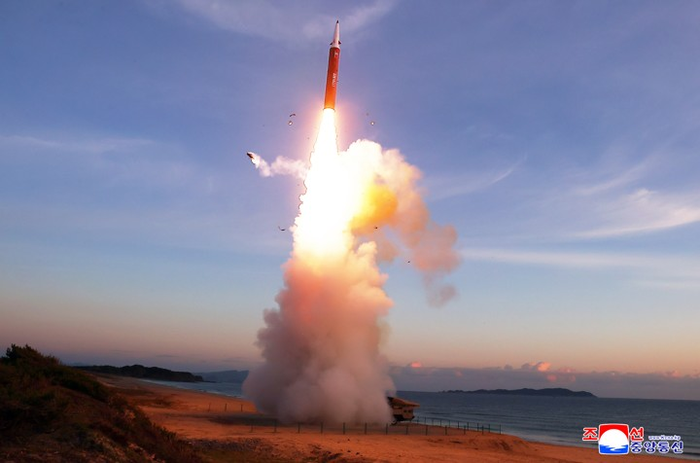 [속보] 합참 “<b>북한</b>, 동해상으로 미상 <b>발사</b>체 <b>발사</b>”