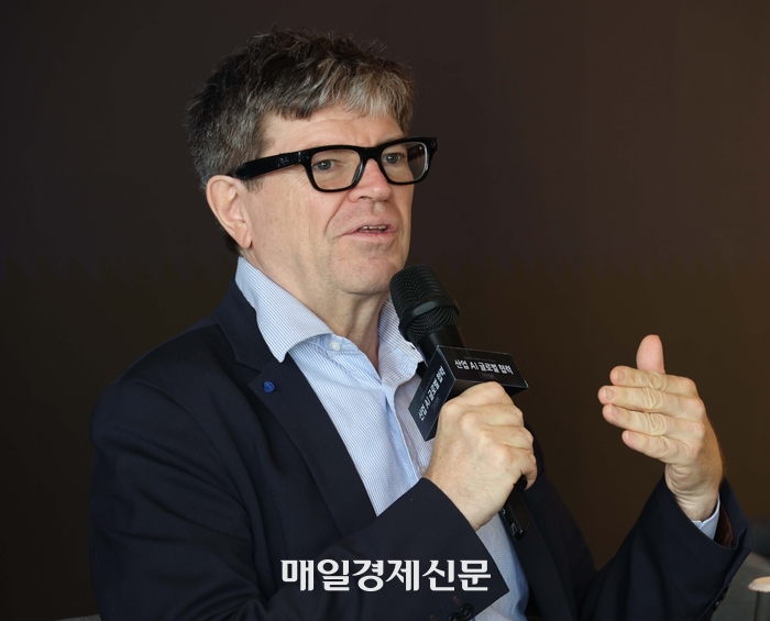  얀 르쾽 AMI랩스 회장(창업자)이 12일‘산업 AI 글로벌 협력’기자 간담회에서 AI의 다음 기술 패러다임과 개방형 AI 생태계에 대한 견해를 밝히고 있다.<사진=한주형 기자>