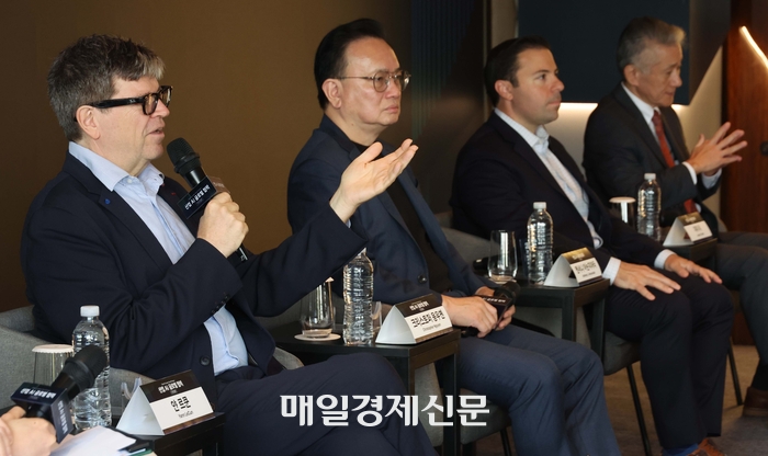  왼쪽부터 얀 르쾽 AMI랩스 회장(창업자),크리스토퍼 응우옌 에이토매틱 최고경영자(CEO·공동창업자),앤서니 아눈지아타 AI 얼라이언스 공동의장(공동창립자),지미 리 ASI 파운드리 회장 모습.
