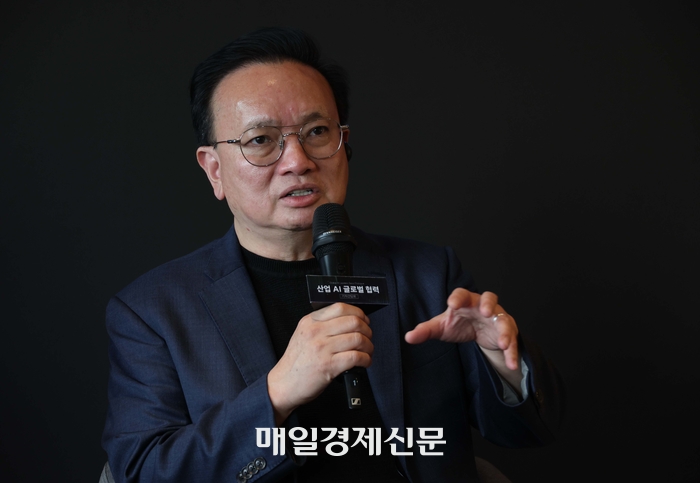  크리스토퍼 응우옌 에이토매틱 최고경영자(CEO·공동창업자)가 12일 산업 AI의 제조 현장 구현과 실제 적용에 대한 견해를 밝히고 있다.<사진=한주형 기자>