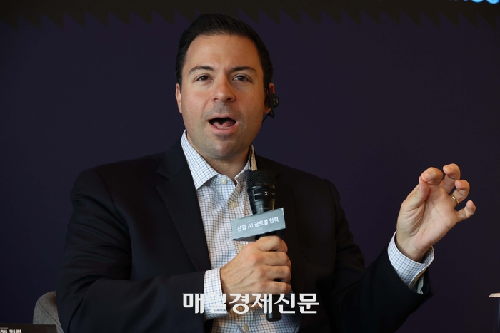  앤서니 아눈지아타 AI 얼라이언스 공동의장(공동창립자)가 12일 글로벌 AI 협력과 공동개발 구조에 대한 견해를 밝히고 있다.<사진=한주형 기자>