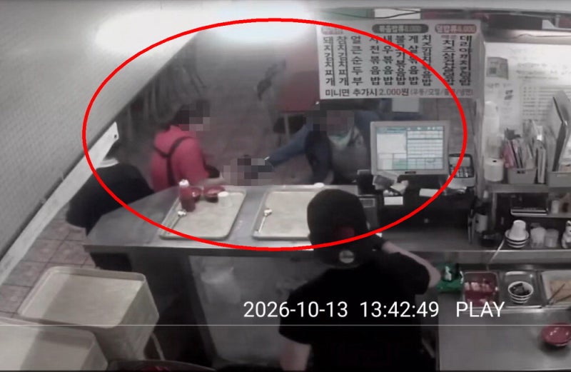 양손에 흉기 묶고 '묻지마 칼부림'… 인천 상가서 8명 부상