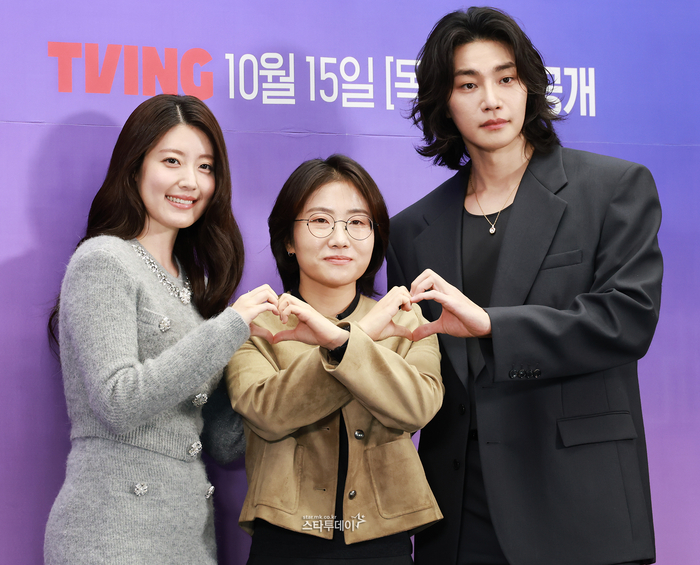 [포토] ‘<b>내가 떨릴 수 있게</b>’ 로맨스로 떨리네