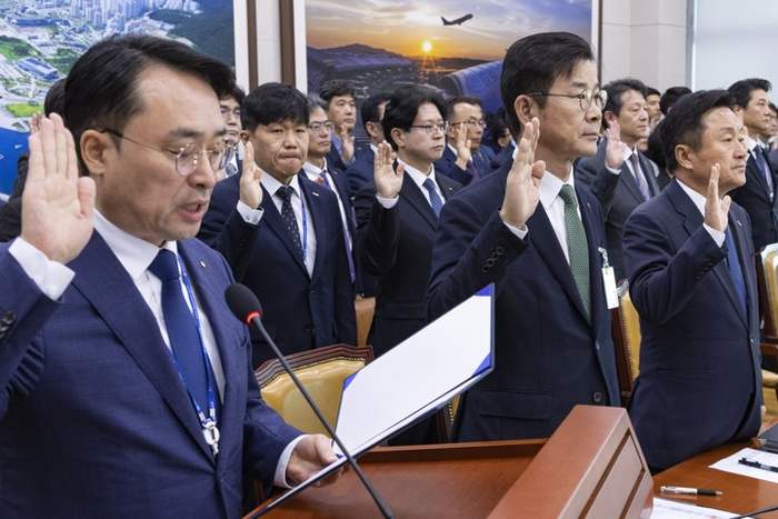  최인호 주택도시보증공사 사장(오른쪽)이 15일 국회 국토교통위원회에서 열린 국정감사에 출석해 부동산 관련 기관장들과 증인 선서를 하고 있다. [연합뉴스]