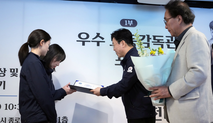  김영훈 고용노동부 장관이 4월 29일 오전 서울 종로구 전태일기념관에서 열린 우수 노동감독관 포상 수여식 및 전태일 평전 이어쓰기 행사에서 우수 노동감독관에게 시상을 하고 있다. [제공=고용노동부]