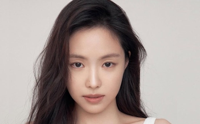 에이핑크 출신 배우 <b>손나은</b>, <b>모친상</b>…슬픔 속 동생과 빈소지켜
