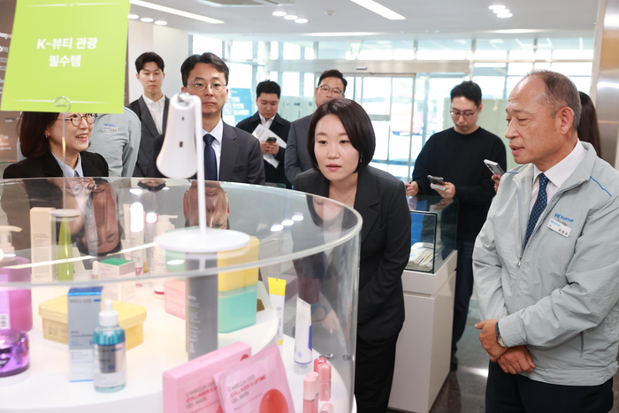 지난 16일 이소영 중소벤처기업부 장관(가운데)이 한국콜마 세종 공장을 방문해 전시 제품을 둘러보고 있다./중소벤처기업부