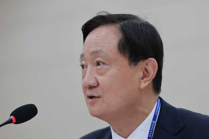  이찬진 금융감독원장이 19일 국회 정무위원회에서 열린 금융감독원 등에 대한 국정감사에서 정무위원의 자료 제출 요구에 답하고 있다. [연합뉴스]