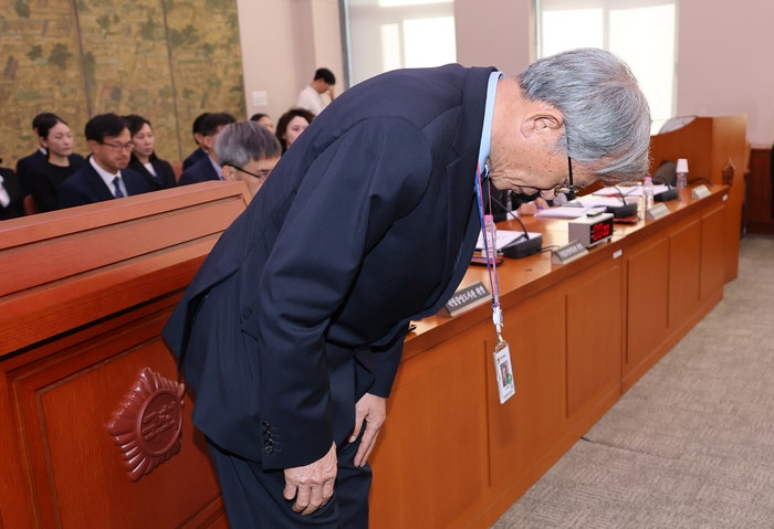 “서예사 전공자라 확신”…<b>유홍준</b>, ‘<b>친일파 글씨</b>’ 오인에 <b>사과</b>