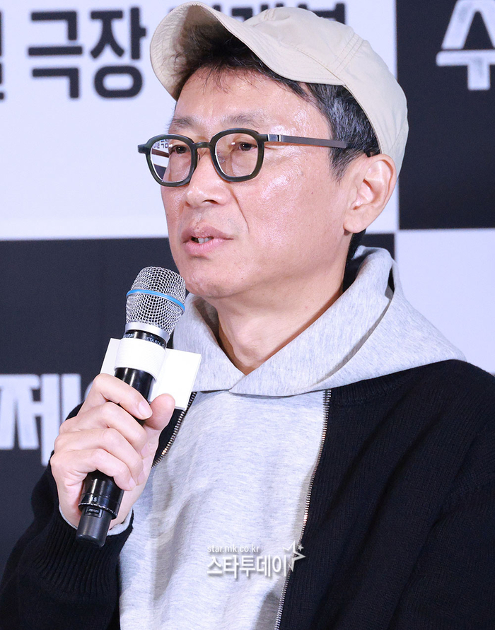 이용재, ‘<b>수능</b> <b>출제의 비밀</b>’ 메가폰[포토]