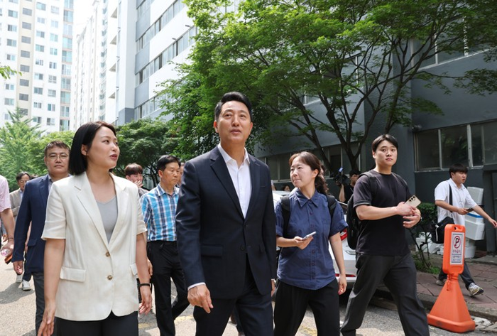  영등포구 양평동의 한 재건축 단지 둘러보는 오세훈 시장. [연합뉴스]