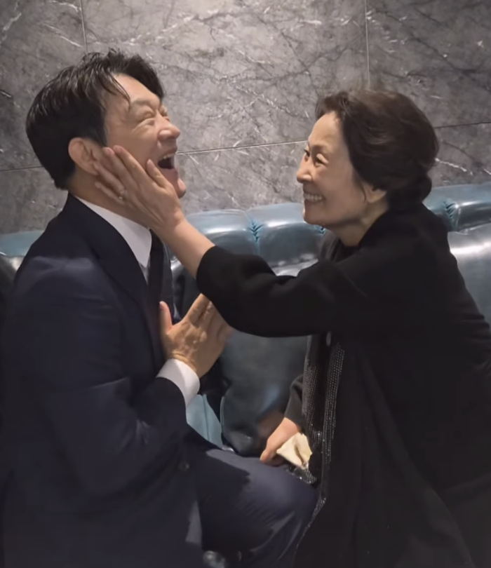 笑顔のキム・ヘジャがチョ・ソンハの頬に手を添える動画の一場面