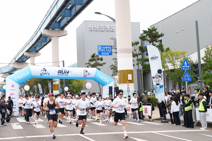 仁川・想像プラットフォーム周辺のゴールゲートに向かって走るディズニーランの参加者。