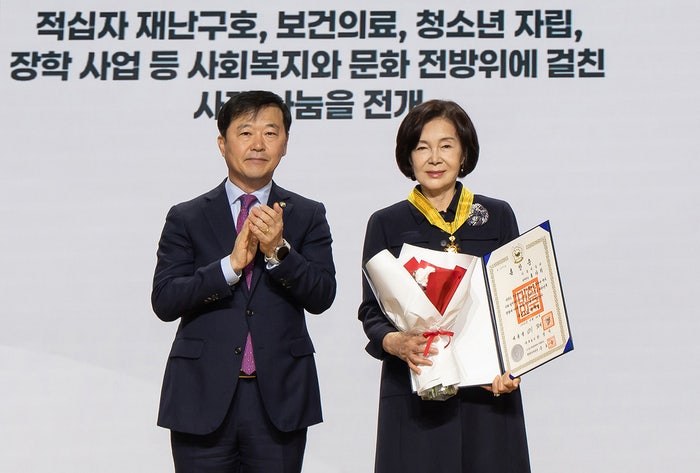 “삼성가 안주인의 40년 나눔”…<b>홍라희</b>, 국민훈장 <b>동백장</b> 받았다