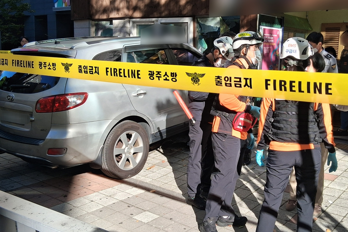 80대 몰던 차량, 충돌사고 뒤 <b>어린이집 돌진</b>…인명피해는 없어