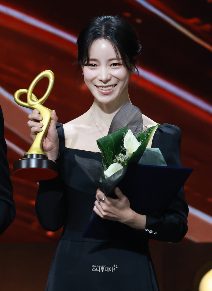 [포토] 임지연, <b>문체부 장관</b>상 <b>수상</b>