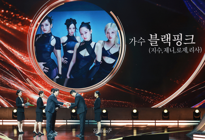 [포토] <b>옥관문화훈장</b> <b>블랙핑크</b>, 대리 <b>수훈</b>
