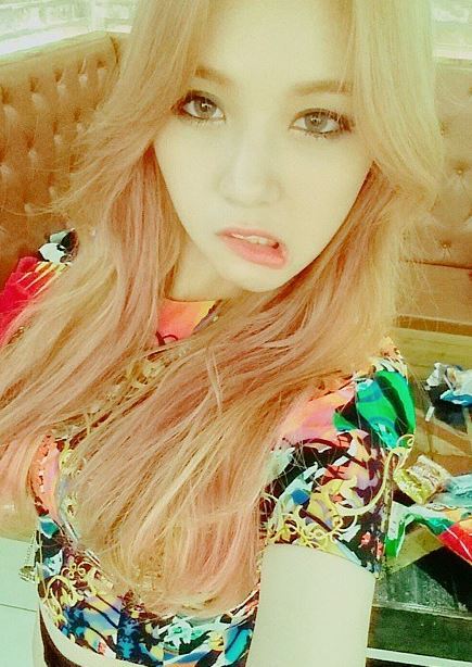 '<b>걸스데이</b>' 민아, 펑키 스타일로 변신 … 입 모양은 무슨 <b>뜻</b>?