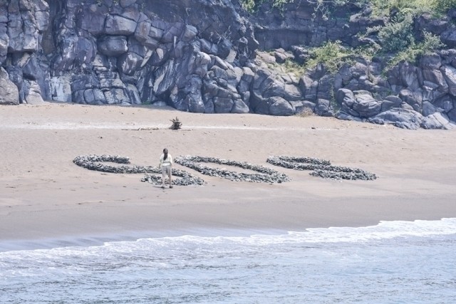 <b>제주</b> 해변에 돌로 쌓은 'SOS'…드라마 제작사가 욕먹은 이유
