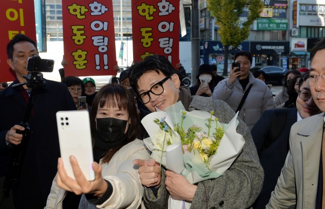 <b>대전</b> 찾은 <b>한동훈</b> "여의도 300명 아닌 국민 5000만 문법 쓸 것"