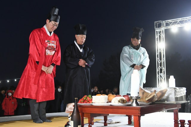 <b>화성시</b>, 갑진년 새해 첫날 무봉산서 해맞이 행사