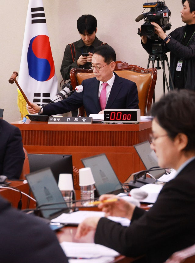 개식용 <b>금지법</b>, <b>법사위</b> 통과…9일 국회 본회의서 처리 예정