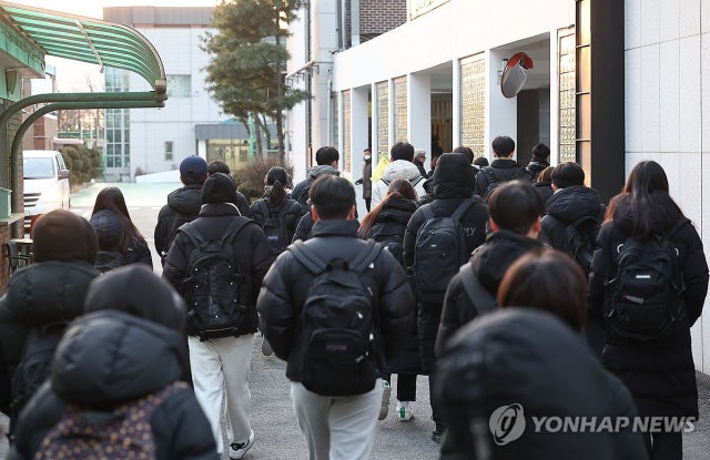 중·고등학생 “<b>대통령</b>·<b>정치인</b>보다 <b>인플루언서</b> 더 신뢰”