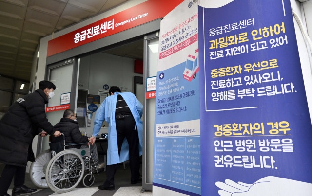 내년도 <b>의대 입학정원</b> 2000명 증원…지역전형 60%로
