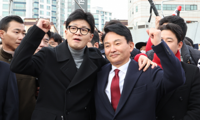 [영상]<b>원희룡</b>과 어깨동무한 <b>한동훈</b> "元과 <b>이재명</b>, 계양 누가 진짜로 발전시키...