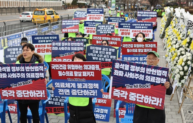 <b>아주대병원 안과 교수</b> 사의 "초법적 협박 견디기 어려워"
