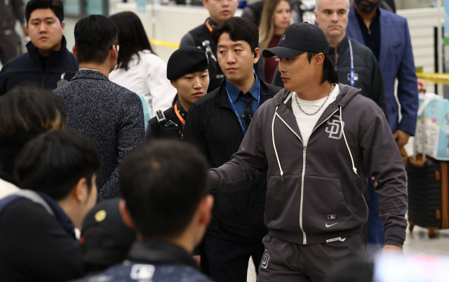 샌디에이고와 한국 땅 밟은 <b>김하성</b> “이제 <b>실감</b> 나”
