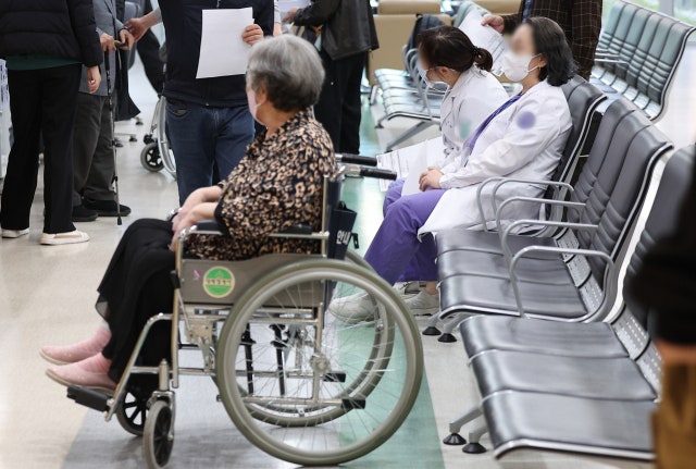 [속보] 정부 "<b>보건</b>소·<b>보건지소</b>, <b>오늘부터</b> 비대면진료 허용"