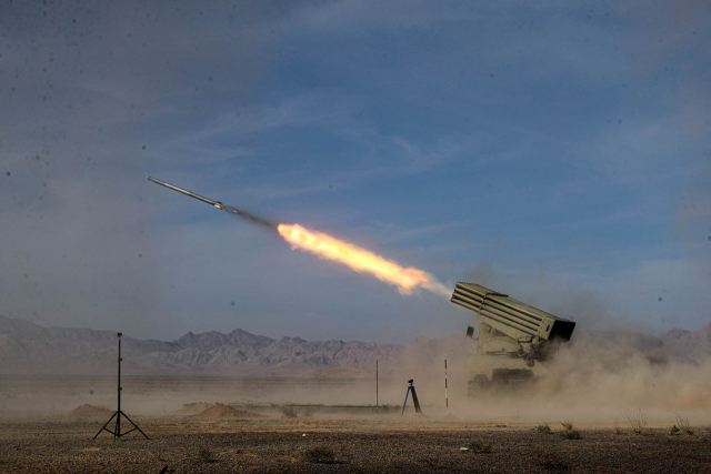 지난 2023년 10월 28일 이란군이 군사 훈련 중 미사일을 발사하고 있다. 로이터연합뉴스