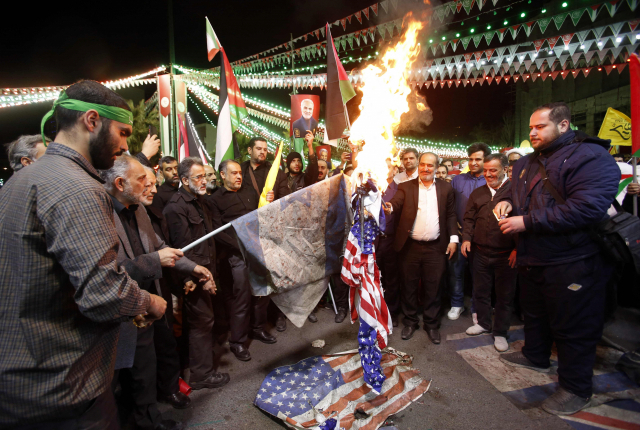 1일(현지시간) 이란 테헤란에서 시위대가 성조기를 불태우고 있다. 이날 이스라엘군은 시리아 다마스쿠스 주재 이란 대사관 옆 영사관 건물을 미사일로 타격해 이란 혁명수비대(IRGC) 고위 간부 등 여러 명이 숨졌다. 