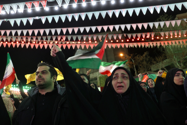 1일(현지시간) 이란 테헤란에서 현지 시위대가 반 이스라엘 구호를 외치며 시위를 벌이고 있다. 이날 이스라엘군은 시리아 다마스쿠스 주재 이란 영사관 건물을 미사일로 타격해 이란 혁명수비대(IRGC) 고위 간부 등 여