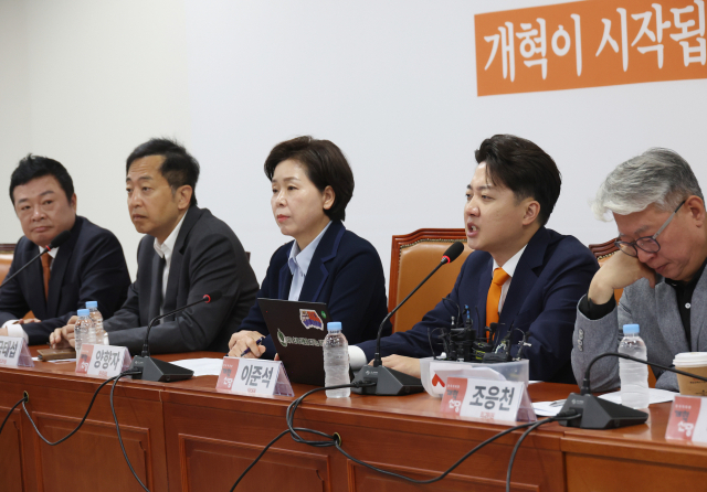 이준석(오른쪽 두번째) 개혁신당 대표가 15일 국회에서 열린 최고위원회의에서 발언을 하고 있다. 연합뉴스