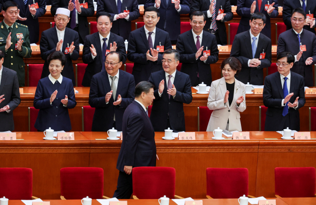시진핑 중국 국가주석이 3월 4일 베이징 인민대회당에서 열린 전국인민정치협상회의 개막식에 입장하고 있다. 로이터연합뉴스