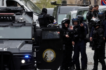 경찰19일(현지시간) 프랑스 파리 이란 영사관 주변 봉쇄한 경찰. /[로이터 연합뉴스