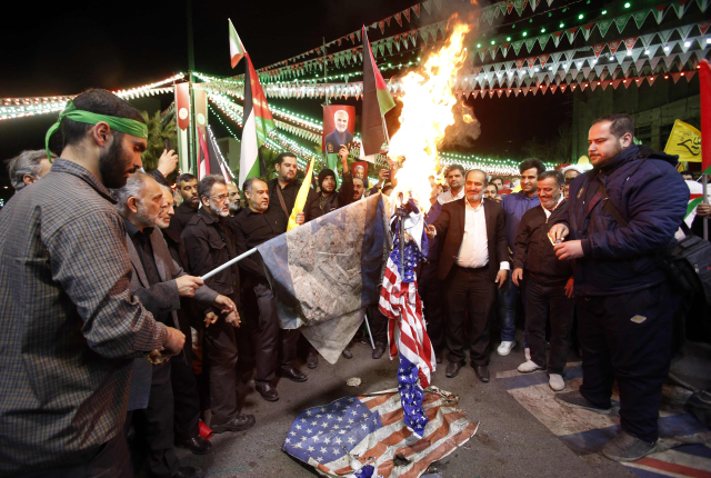 지난 1일(현지시간) 이란 테헤란에서 시위대가 성조기를 불태우고 있다. 이날 이스라엘군은 시리아 다마스쿠스 주재 이란 대사관 옆 영사관 건물을 미사일로 타격해 이란 혁명수비대(IRGC) 고위 간부 등 여러 명이 숨졌