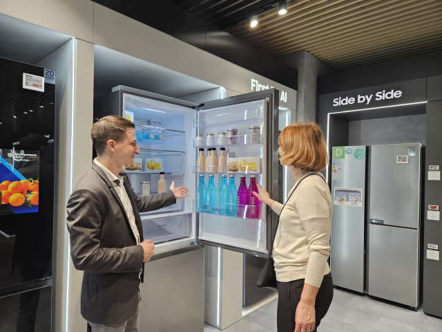 이탈리아 밀라노 시내의 가장 큰 가전 매장인 미디어월드 내 삼성전자 전시장에서 고객이 냉장고 제품에 대한 설명을 듣고 있다. 사진제공=삼성전자